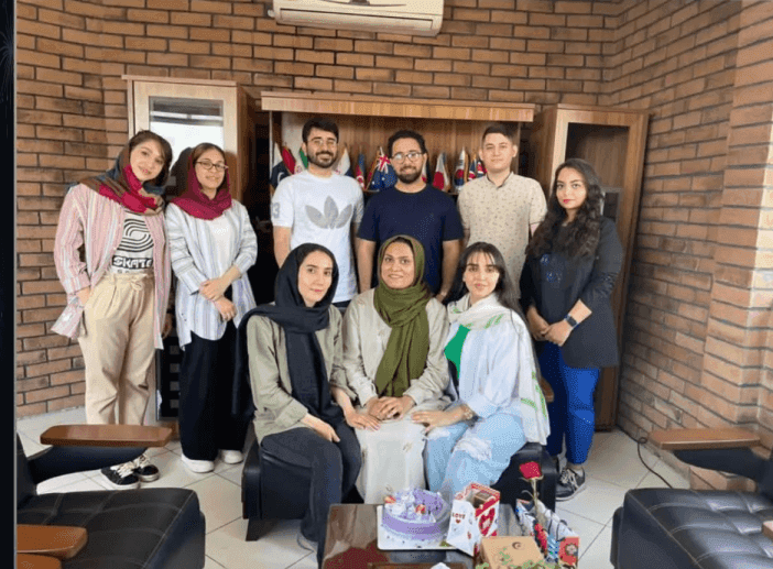 تیم طراحی سایت یسنا رایان پارس در حال توسعه یک پروژه مشتری