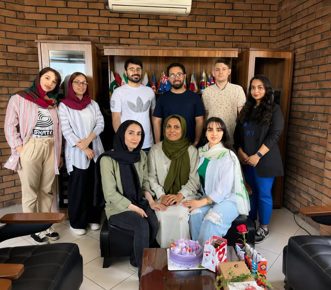 تیم طراحی سایت یسنا رایان پارس در حال توسعه یک پروژه مشتری